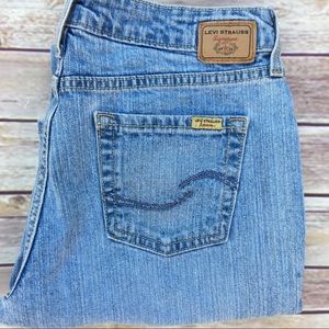 Levi’s Mid Rise Light Wash Jeans Boot Cut Size 8